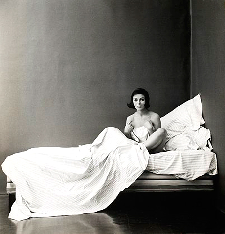 Wingate Paine model on bed 01